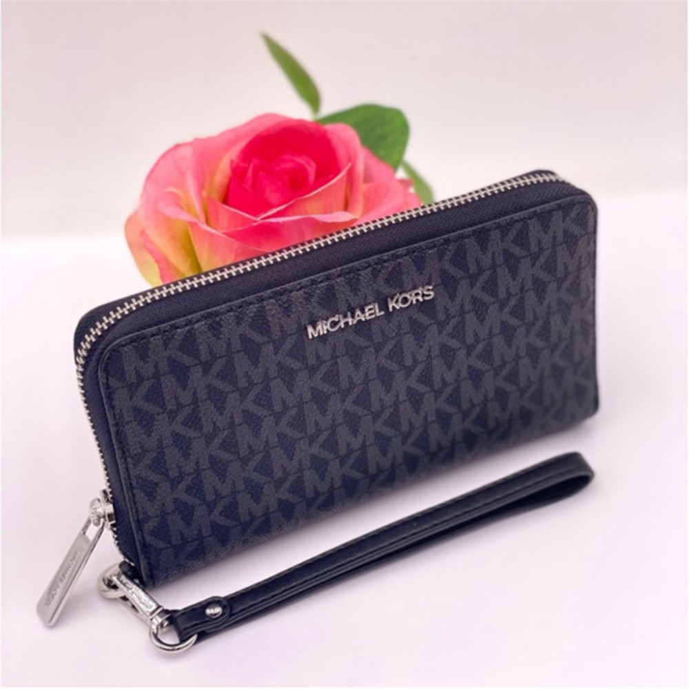 Michael Kors Jet Set Travel Large
Flat Zip MF Phone Case Wristlet
Wallet